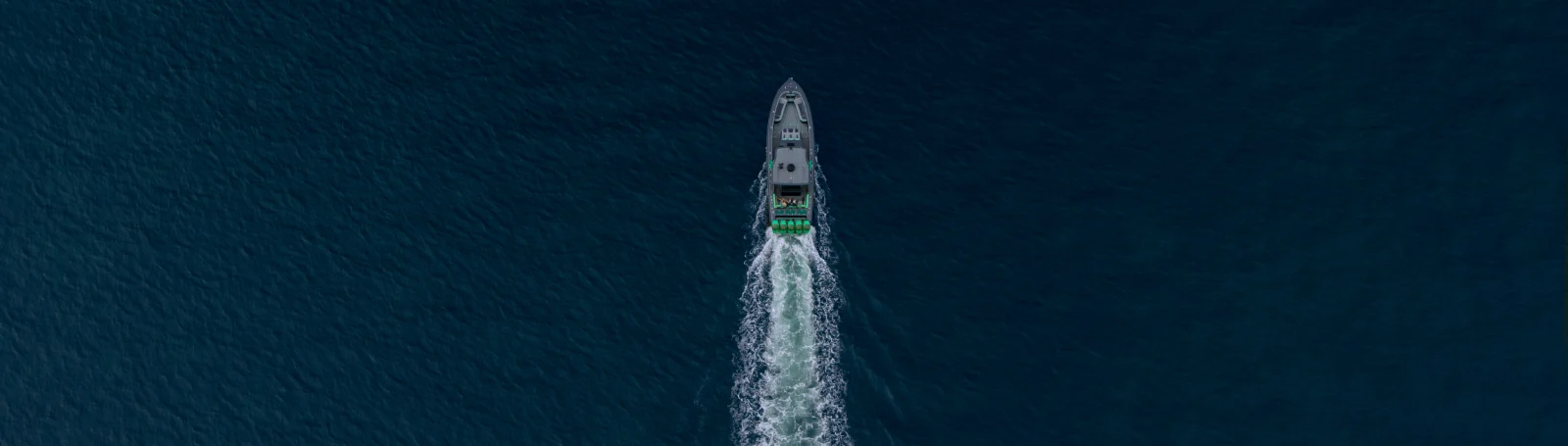 <p style="margin: 0 auto; width: 60%;">Garmin, dünya çapındaki denizciler için kolaylık ve güvenliği artırmak üzere tasarlanmış iletişim ve Otomatik Tanımlama Sistemleri (AIS) sunar. Tümü, dijital mesajları iletmek ve almak için kanal 70'i kullanan küresel bir protokol olan Dijital Seçici Aramayı (DSC) içerir. DSC ile donatılmış VHF telsizler, dijital acil durum mesajları, özel aramalar ve genel aramalar gönderip alabilir ve kayıtlı Deniz Mobil Servis Kimlik (MMSI) numaralarını kullanarak VHF aramalarına dikkat çekmenizi sağlar. DSC, hızlı kurtarma şansını önemli ölçüde artırır.</p>