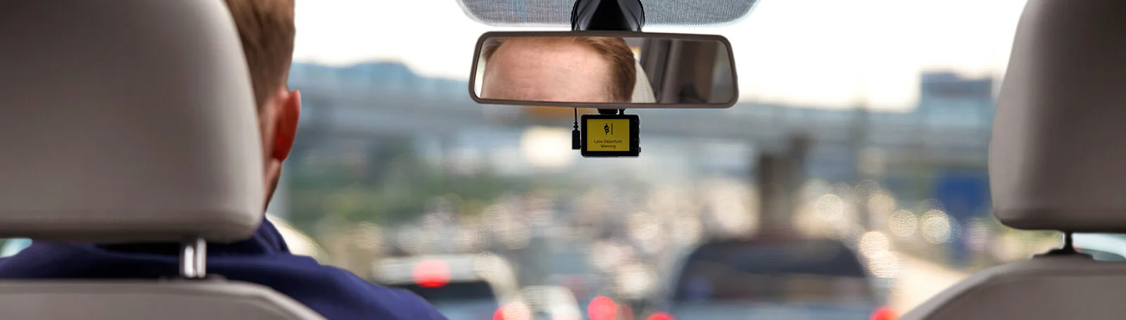<p>Kör noktalar. Kafa karıştırıcı manevralar. Öngörülemeyen olaylar. Sürüş tahmin edilemez olabilir ancak Garmin kameralarıyla her zaman bilgi sahibi olursunuz. Güvenilir araç kameralarımız ve geri görüş kameralarımız çevrenizin tam bir görünümünü sunarak size hak ettiğiniz güveni ve gönül rahatlığını sunar. Kristal netliğinde video, gelişmiş gece görüşü ve kullanıcı dostu özellikler, her durumda kolaylıkla gezinmenizi sağlar. Park etme stresini ortadan kaldırın, önemli kanıtları yakalayın ve dar alanlarda geri gitmeyi basitleştirin. Garmin ile her sürüşü daha sorunsuz ve daha güvenli hale getirin. Bugün ön ve geri görüş kameraları serimizi keşfedin ve farkı kendiniz görün.</p>