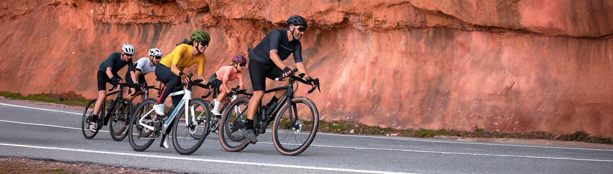 <div class="row" style="margin-top: 50px;">
<div>
<p style="margin: 0 auto; width: 60%; padding-bottom: 50px;">Yol bisikletçileri, gravel sürüş tutkunları, dağ bisikletçileri, şehir içi işe gidip gelenler, triatletler ve kâşifler için Garmin, güvenebileceğiniz bisiklet ekipmanlarını sunar. Bisiklet koleksiyonumuz; bisiklete özel haritalama ve performans takibi sunan GPS bisiklet bilgisayarlarının yanı sıra güç ölçerler, akıllı bisiklet lambaları ve yaklaşan araçlar konusunda uyaran arka görüş radarlarını içerir. Sürüşlerinizi yıl boyunca daha akıllı antrenman yapabilmek için iç mekâna taşımak isterseniz, Tacx akıllı bisiklet trainer’larımıza göz atın.</p>
</div>
<div class="col-xs-12 col-sm-3">
<div class="image-wrapper" style="width: 100%; height: 95%; position: relative; overflow: hidden; margin-bottom: 10px;"><img style="width: 100%; height: 100%; object-fit: cover; display: block;" src="https://www.garmin.com.tr/images/uploaded/Bisiklet Serisi/66788-Bike-Computers.jpg" alt="BİSİKLET BİLGİSAYARLARI" />
<div class="centered-text" style="position: absolute; bottom: 65px; left: 50%; transform: translateX(-50%); text-align: center; color: white; font-size: 24px; font-weight: bold; text-shadow: 2px 2px 4px rgba(0, 0, 0, 0.7);"><strong>BİSİKLET BİLGİSAYARLARI</strong></div>
<div class="bottom-centered" style="position: absolute; bottom: 20px; left: 50%; transform: translateX(-50%);"><a class="btn btn-outline-light" href="https://www.garmin.com.tr/bisiklet-bilgisayarlari#/pageSize=6&amp;orderBy=0">Daha Fazlası</a></div>
</div>
</div>
<div class="col-xs-12 col-sm-3">
<div class="image-wrapper" style="width: 100%; height: 95%; position: relative; overflow: hidden; margin-bottom: 10px;"><img style="width: 100%; height: 100%; object-fit: cover; display: block;" src="https://www.garmin.com.tr/images/uploaded/Bisiklet Serisi/imgi_15_71859-tile-2.jpg" alt="BİSİKLET IŞIKLARI ve RADARLAR" />
<div class="centered-text" style="position: absolute; bottom: 65px; left: 50%; transform: translateX(-50%); text-align: center; color: white; font-size: 24px; font-weight: bold; text-shadow: 2px 2px 4px rgba(0, 0, 0, 0.7);"><strong>BİSİKLET IŞIKLARI ve RADARLAR</strong></div>
<div class="bottom-centered" style="position: absolute; bottom: 20px; left: 50%; transform: translateX(-50%);"><a class="btn btn-outline-light" href="https://www.garmin.com.tr/bisiklet-isiklari-ve-radarlari">Daha Fazlası</a></div>
</div>
</div>
<div class="col-xs-12 col-sm-3">
<div class="image-wrapper" style="width: 100%; height: 95%; position: relative; overflow: hidden; margin-bottom: 10px;"><img style="width: 100%; object-fit: cover; height: 100%; display: block;" src="https://www.garmin.com.tr/images/uploaded/Bisiklet Serisi/imgi_16_73068-tile-3.jpg" alt="GÜÇ ÖLÇER PEDALLAR" />
<div class="centered-text" style="position: absolute; bottom: 65px; left: 50%; transform: translateX(-50%); text-align: center; color: white; font-size: 24px; font-weight: bold; text-shadow: 2px 2px 4px rgba(0, 0, 0, 0.7);"><strong>GÜÇ ÖLÇER PEDALLAR</strong></div>
<div class="bottom-centered" style="position: absolute; bottom: 20px; left: 50%; transform: translateX(-50%);"><a class="btn btn-outline-light" href="https://www.garmin.com.tr/guc-olcer">Daha Fazlası</a></div>
</div>
</div>
<div class="col-xs-12 col-sm-3">
<div class="image-wrapper" style="width: 100%; height: 95%; position: relative; overflow: hidden; margin-bottom: 10px;"><img style="width: 100%; object-fit: cover; height: 100%; display: block;" src="https://www.garmin.com.tr/images/uploaded/Bisiklet Serisi/imgi_17_74808-tile4-sensors-accessories.jpg" alt="SENSÖRLER ve AKSESUARLAR" />
<div class="centered-text" style="position: absolute; bottom: 65px; left: 50%; transform: translateX(-50%); text-align: center; color: white; font-size: 24px; font-weight: bold; text-shadow: 2px 2px 4px rgba(0, 0, 0, 0.7);"><strong>SENSÖRLER ve AKSESUARLAR</strong></div>
<div class="bottom-centered" style="position: absolute; bottom: 20px; left: 50%; transform: translateX(-50%);"><a class="btn btn-outline-light" href="https://www.garmin.com.tr/sensorler-ve-aksesuarlar#/pageSize=6&amp;orderBy=15">Daha Fazlası</a></div>
</div>
</div>
</div>